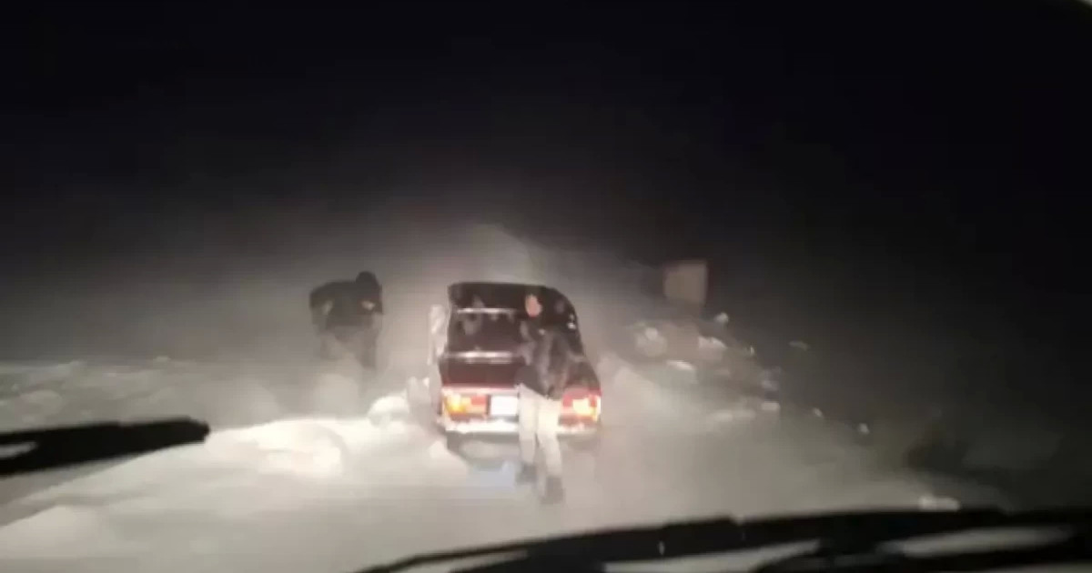 Абай облысында жүзден астам көлік қар құрсауында қалды