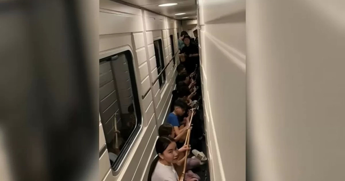 Пойызда күй тартқан жас домбырашылар көпшілікті таңқалдырды