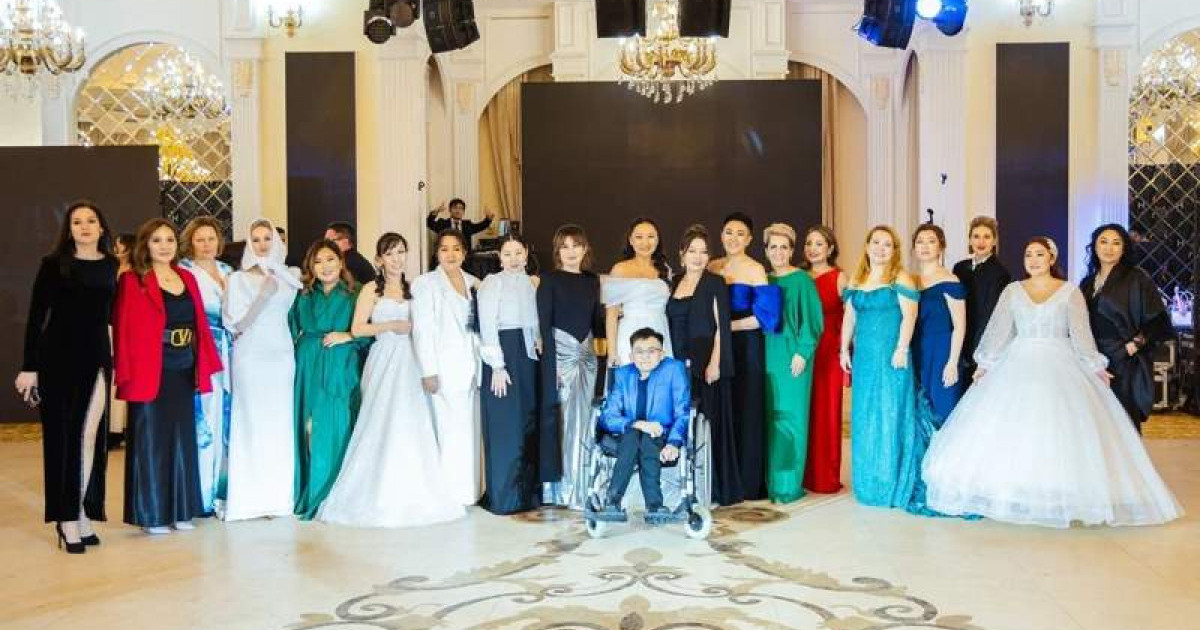 Өскеменде Димаш Құдайбергеннің бомбері аукционға қойылған қайырымдылық балында 30 млн теңге жиналды