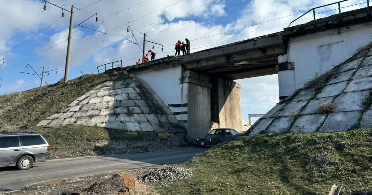 Түркістан облысында көпірдің құлауы: ҚТЖ-ға айыппұл салынды