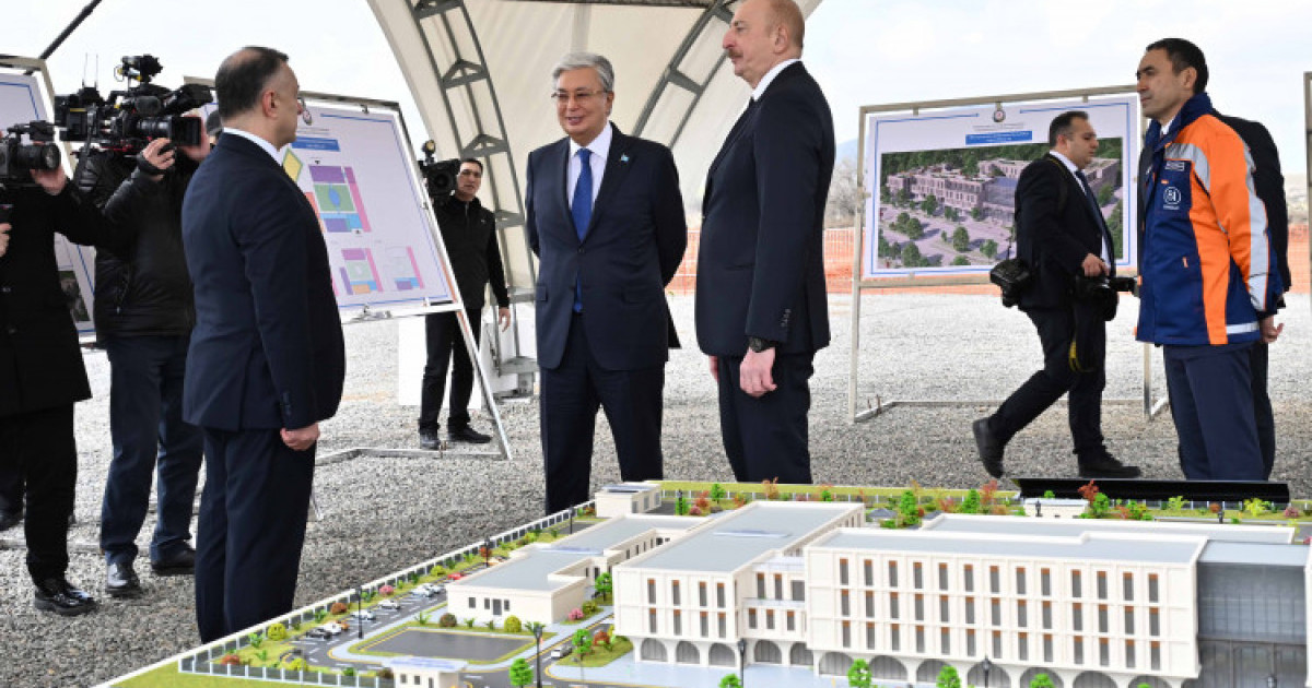 Тоқаев Физули қаласындағы орталық аурухананың құрылыс алаңын аралап көрді