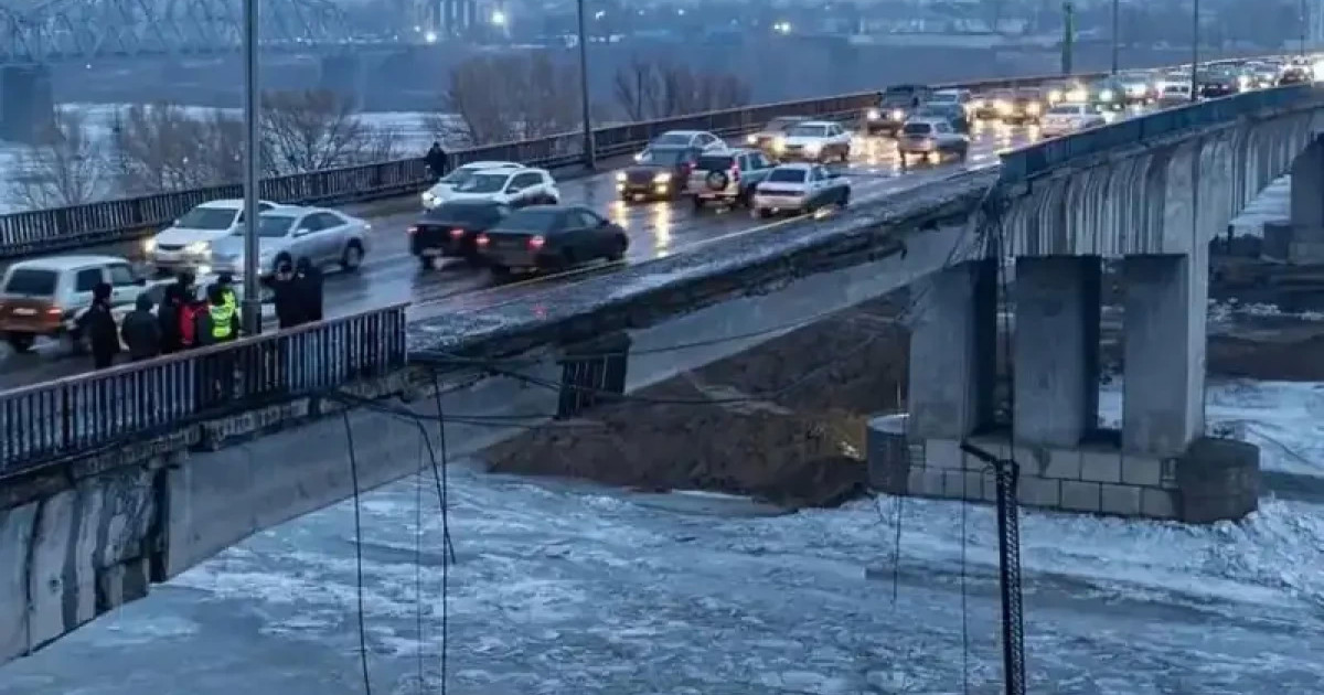 Семейде көпірдің қоршауы опырылып түсті