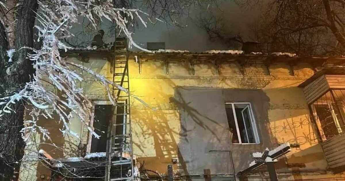 Алматыда екіқабатты тұрғын үй өртенді