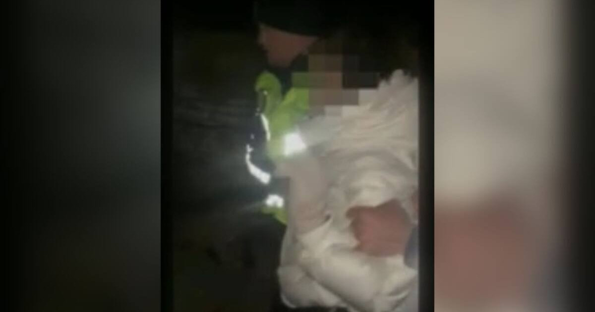 Балқаш полицейлері 9 қабатты үйдің шатырынан секірмек болған бойжеткенді құтқарып қалды (ВИДЕО)