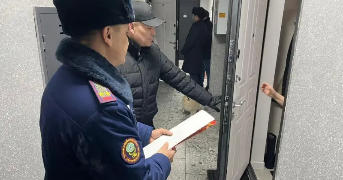 Алматыда ТЖД қызметкерлері үйлерді аралап жатыр