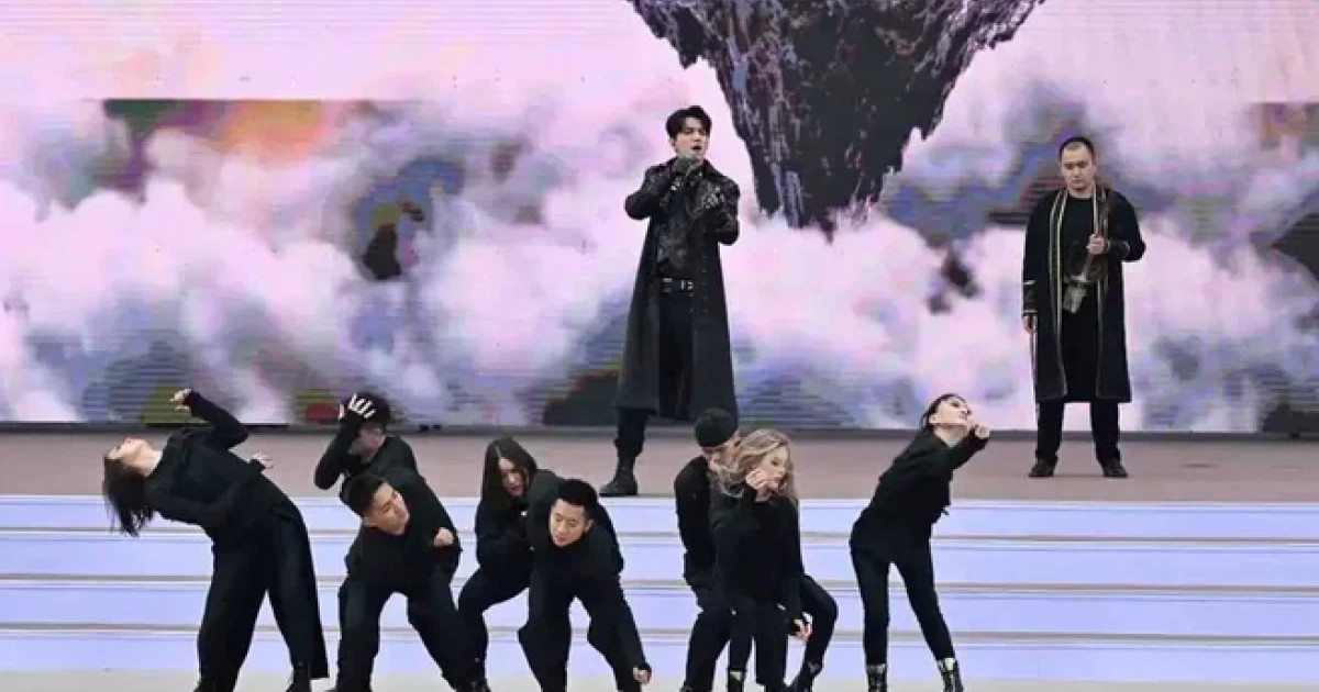 Димаш Құдайберген Алматыдағы Наурыз мейрамында өнер көрсетті