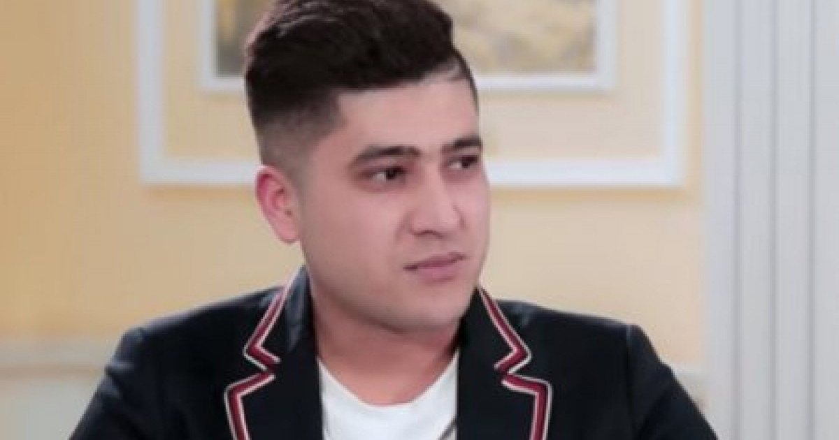 «Ауыр айтсам кешірім сұраймын»: Әбдіжаппар Әлқожа өзін «той әншісі» дегендерге жауап берді