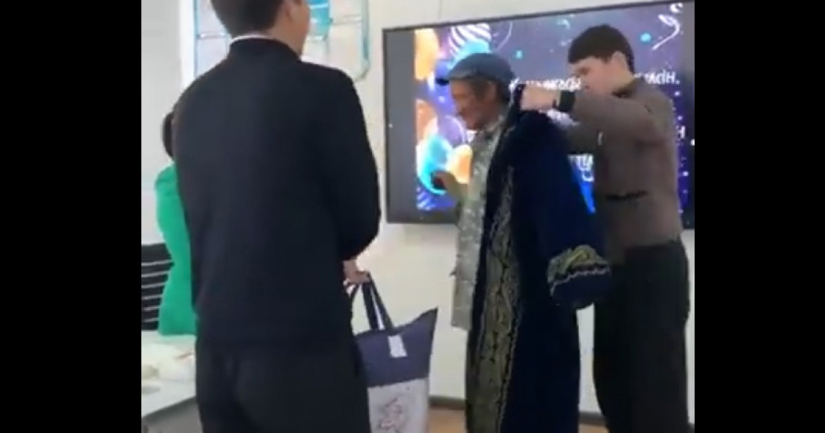 Мектеп сантехнигіне шапан жауып, тосын сый жасаған шымкенттік оқушылар көпті тәнті етті
