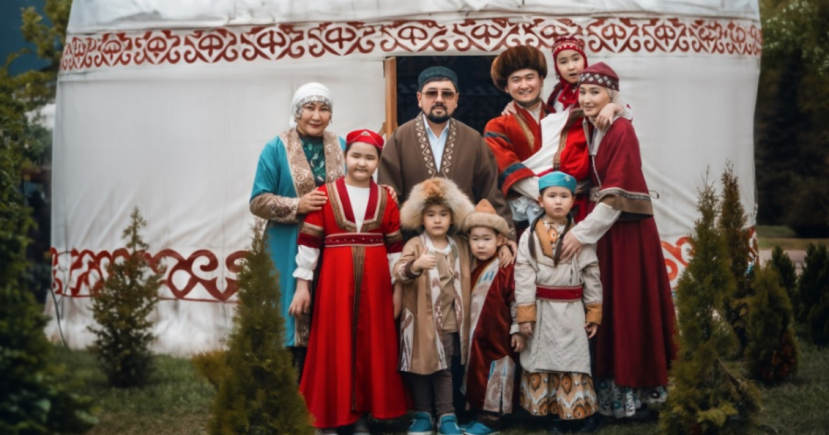 Ұлттық образда отбасымен фотосессия жасаған Төреғали Төреәлі елді тәнті етті