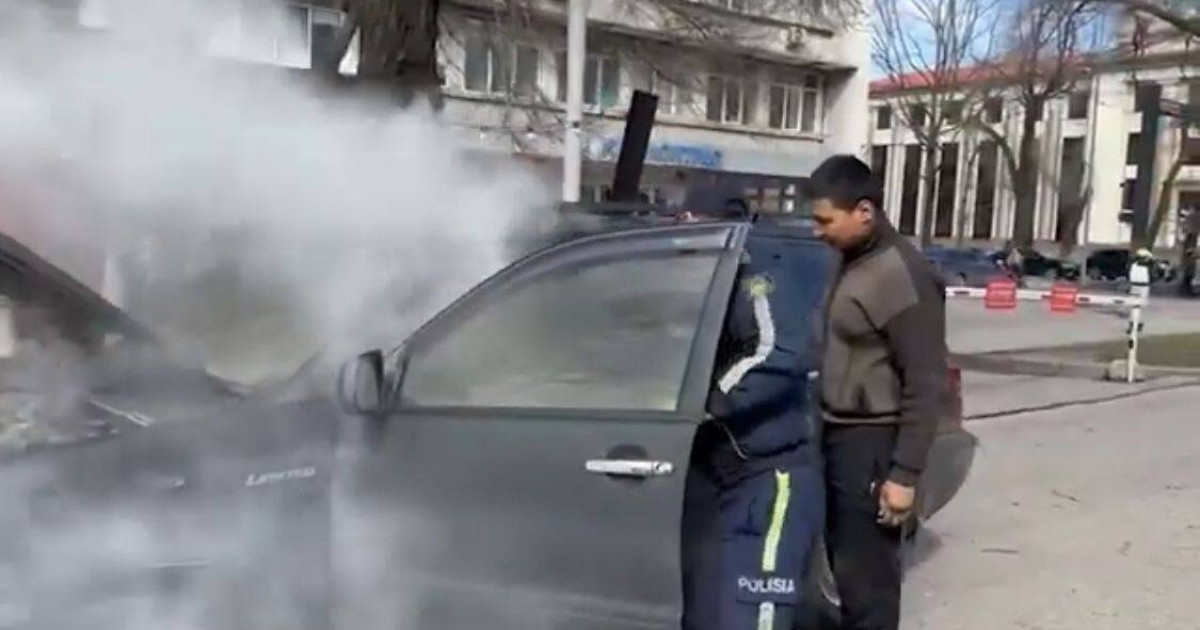 Алматыда патрульдік полицей жанып жатқан көлікті сөндірді