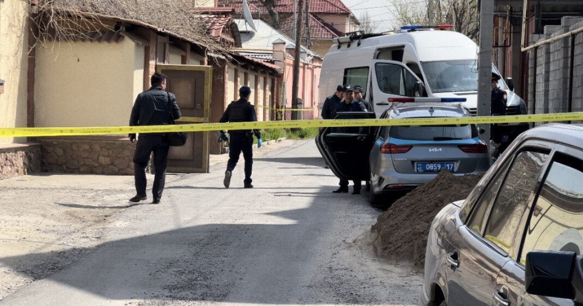 Шымкентте белгісіз біреулер көшенің қақ ортасында ер адамды атып кеткен