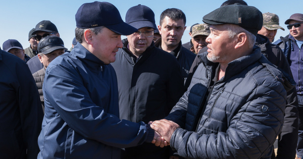 Олжас Бектенов Құлсары қаласының тұрғындарымен кездесті
