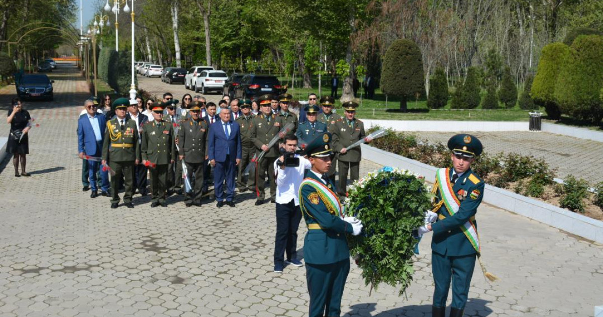 Душанбеде қазақстандық жауынгерлердің ескерткішіне гүл шоқтарын қою рәсімі өтті