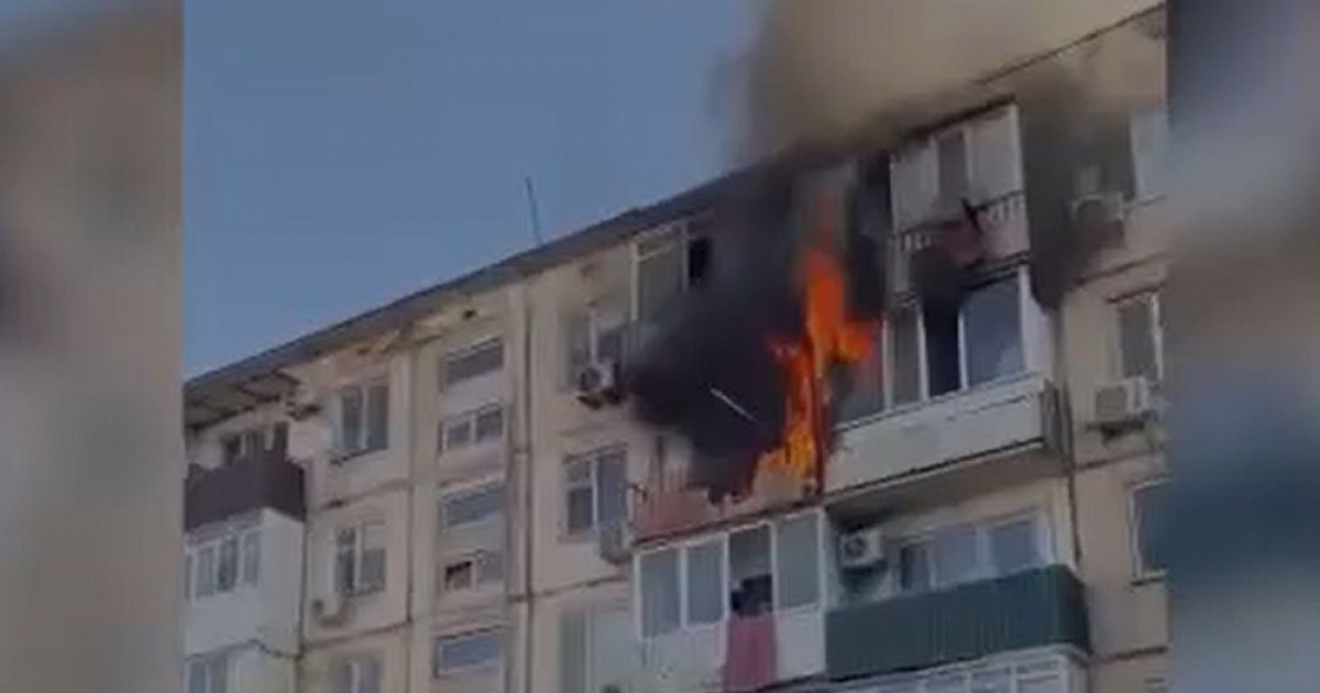 Атырауда полицейлер өртке оранған үйден 60 адамды эвакуациялады