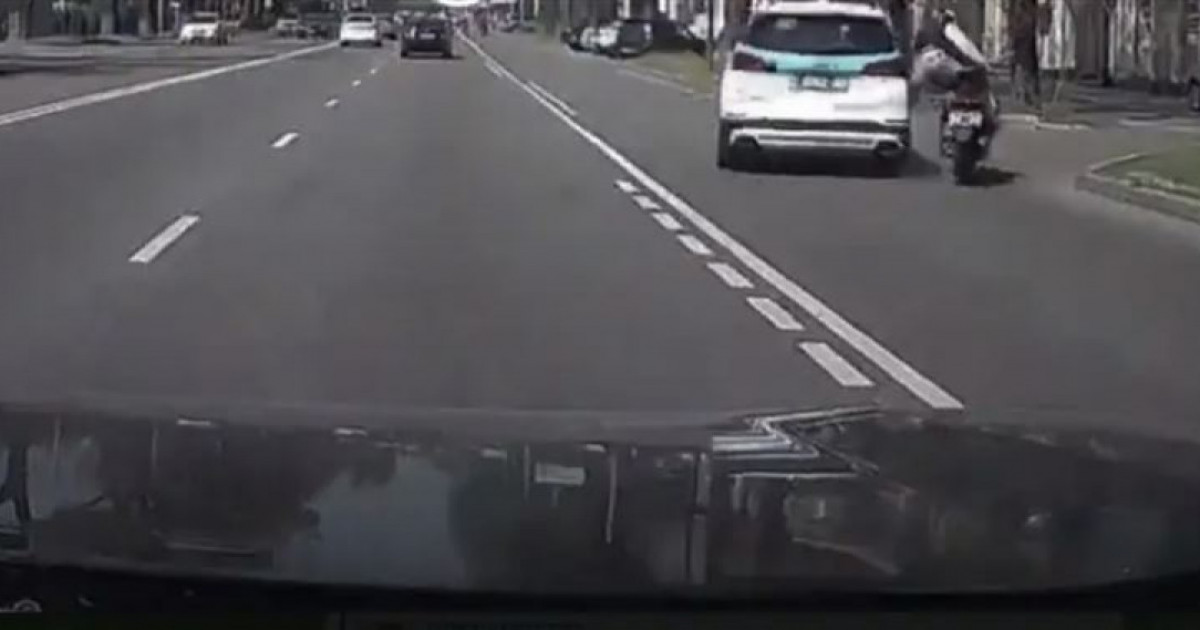Алматыда полиция көлігі мен мопед соқтығысты