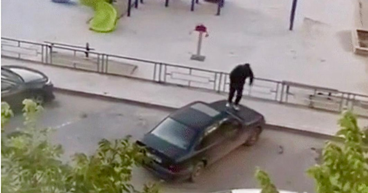 Ақтауда ауладағы көліктің үстіне мініп секірген ер адамның әрекеті видеоға түсіп қалды