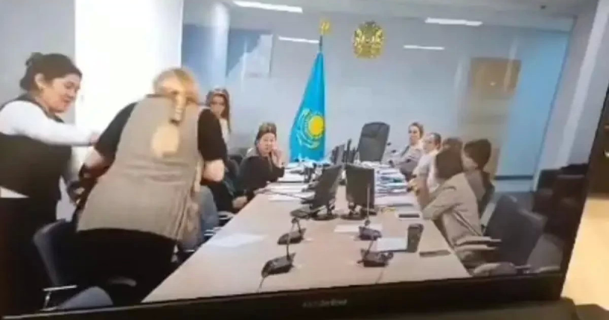 Түркістанда әкімдік қызметкері балабақша иесін ұрып жіберген (ВИДЕО)