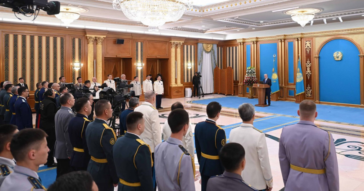 Президент жоғары әскери және арнаулы атақтар, сыныптық шендер тапсыру рәсіміне қатысты