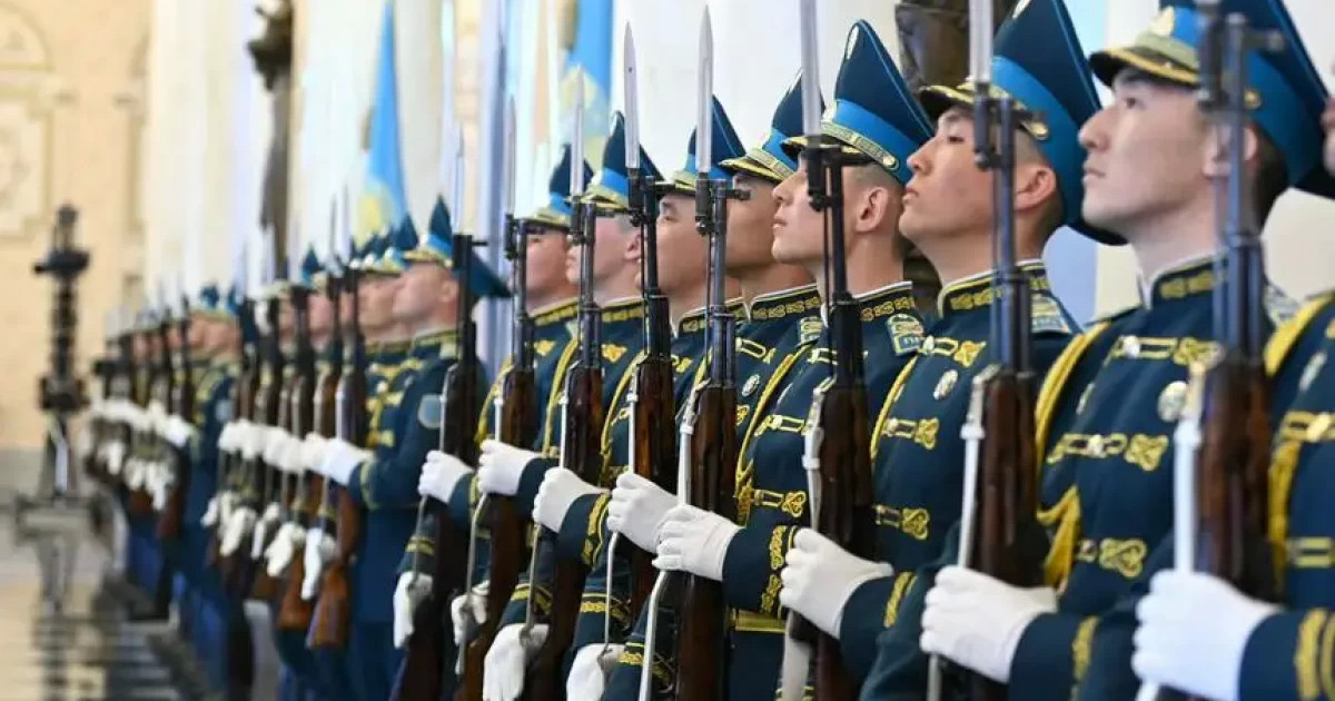 «Сарбаздар қимылсыз 3-4 сағат тұра алады»: Капитан Айқын Амантаев Құрмет қарауылы жайлы айтып берді