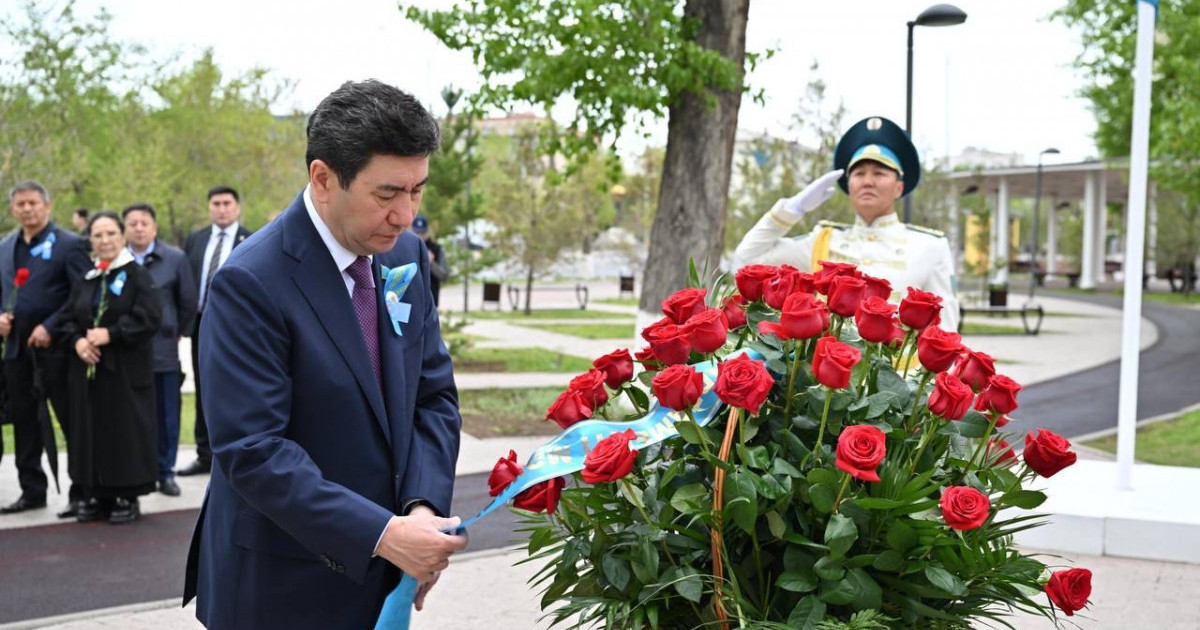 Мәжіліс төрағасы Мәншүк Мәметованың ескерткішіне гүл шоқтарын қойды