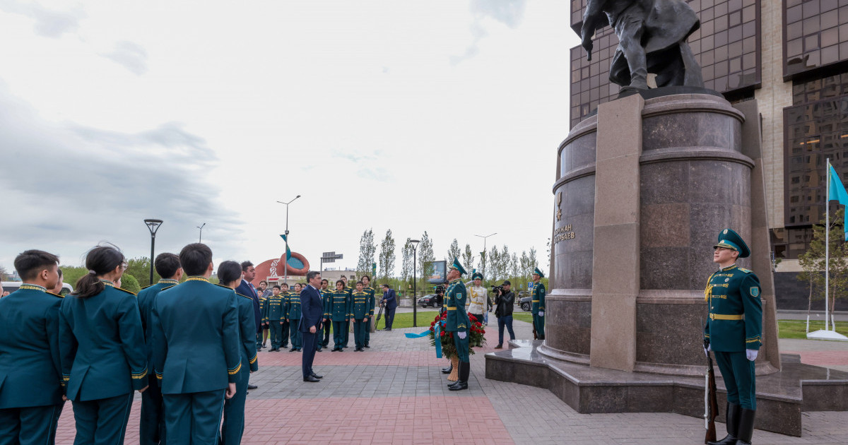 Премьер-министр Рақымжан Қошқарбаевтың ескерткішіне гүл шоқтарын қойды