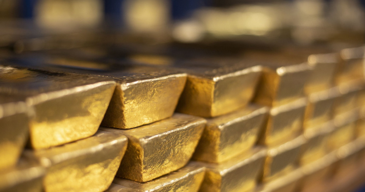 400 млн теңге мен алтын құймаларды заңсыз алып кетпек болған