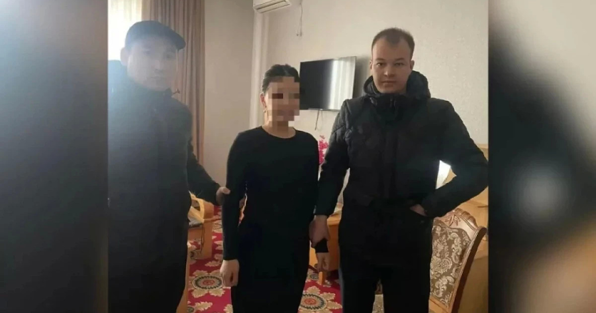 "Күйеуі көңіл бөлмегеннен барған": Екі баласын тұншықтырып өлтірді деген күдікке ілінген әйелдің соты басталды