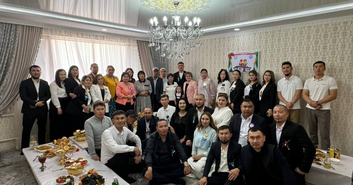 Жаңаөзенде түлектер 20 жылдан соң ұстаздарына пәтер сыйлады