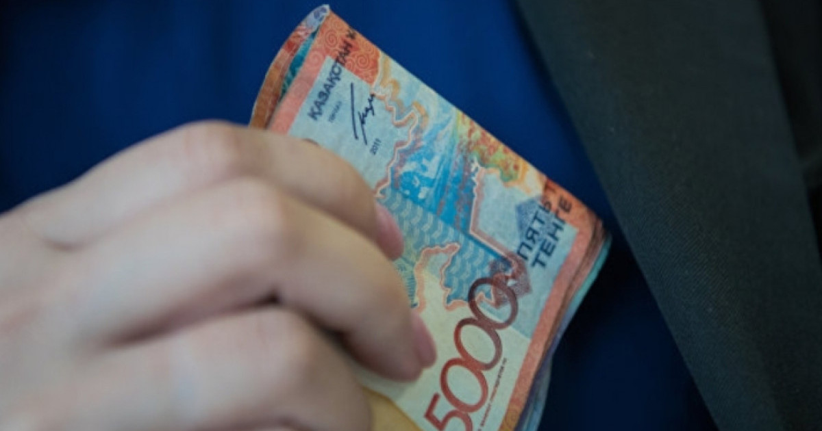 Павлодар тұрғыны полицейге пара бермек болғаны үшін сотталды