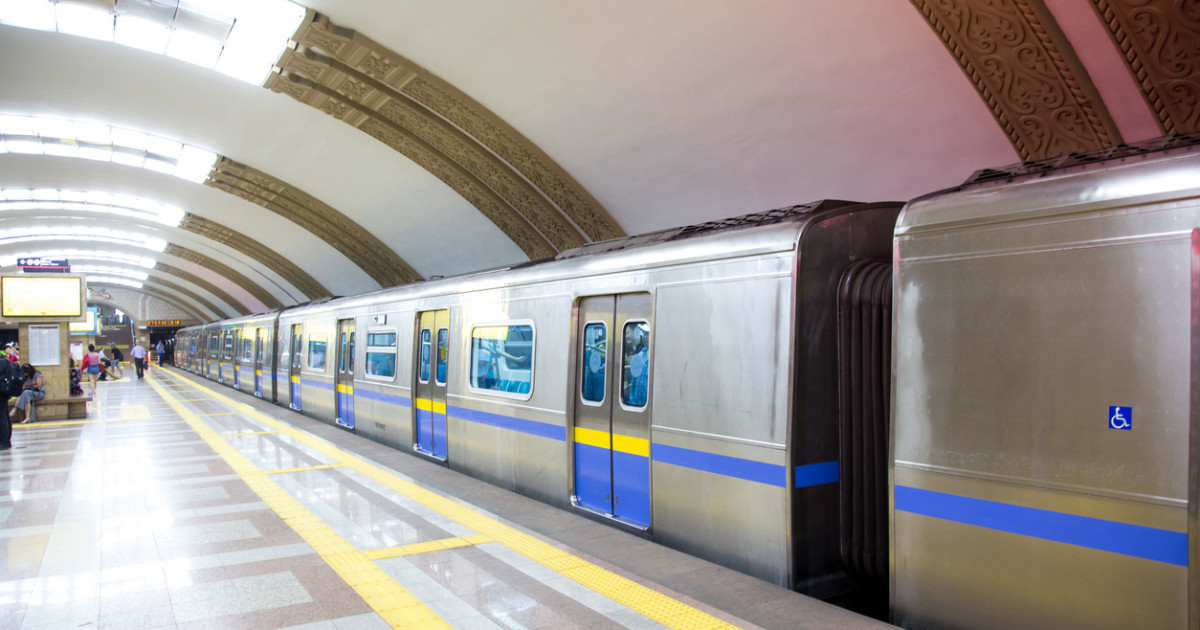 Алматы метросының қызметкерлері ақша жымқырған