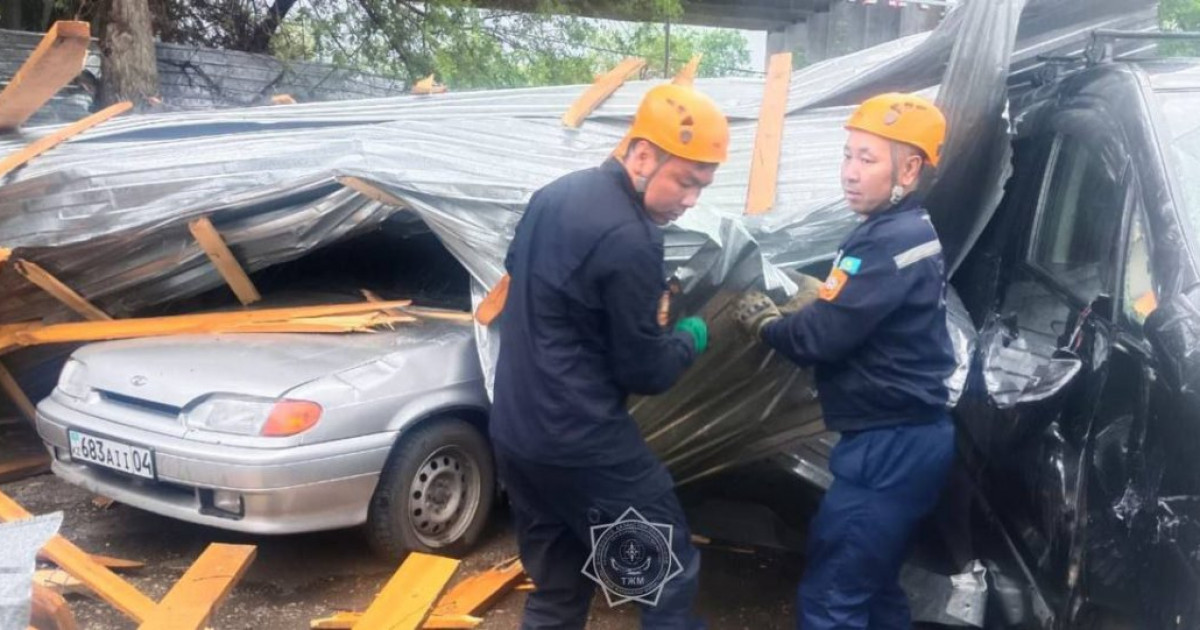 Ақтөбеде шатыр басып қалған көліктің ішінен 2 адам шыға алмай қалған