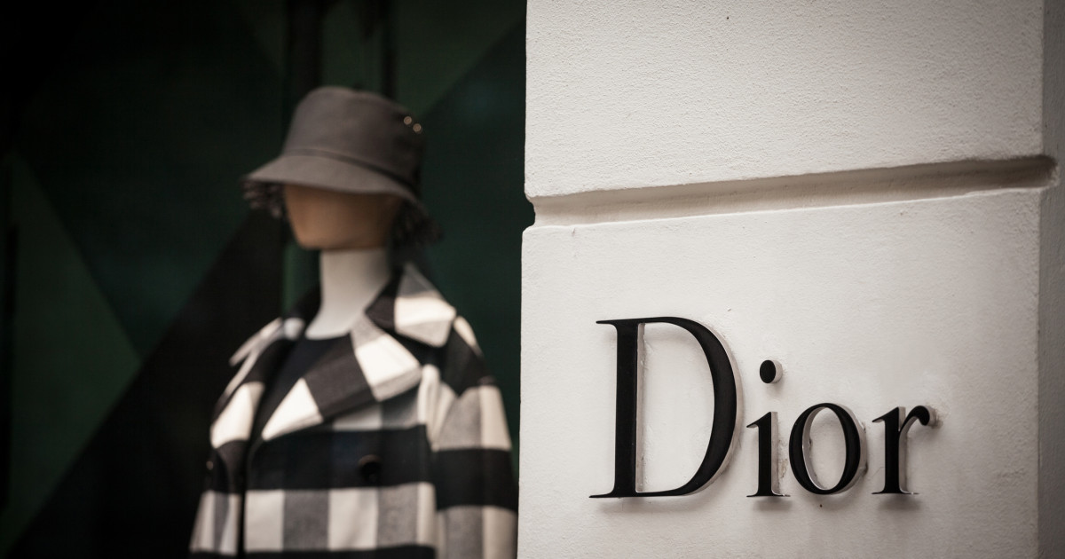 Тергеу басталды: Dior сән үйіне қатысты шу шықты