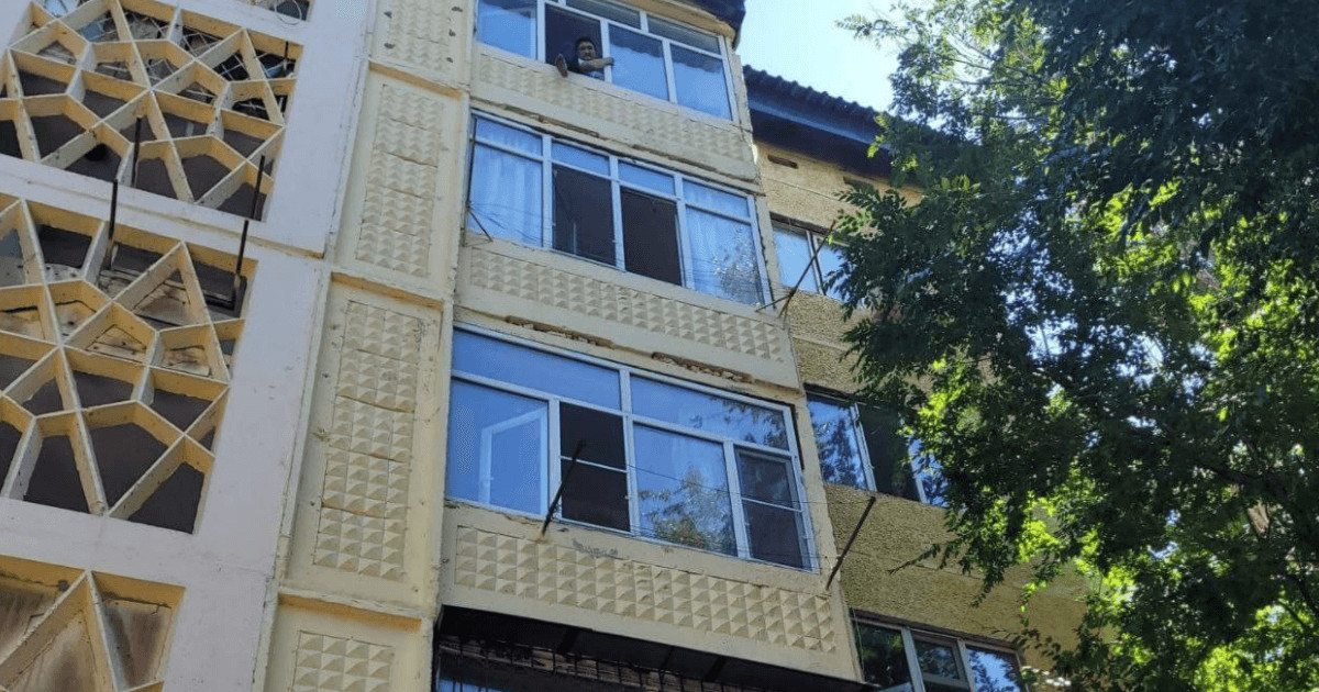 Таразда ер адам бесінші қабаттың терезесінен секірмек болды