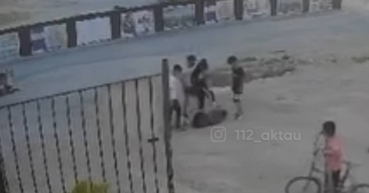 Ақтауда бір топ жасөспірім қатарласын өлімші етіп сабаған (ВИДЕО)