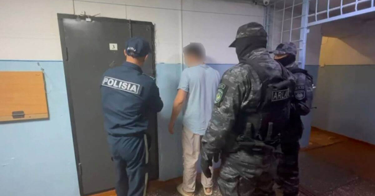 Алауыздық тудырды деген күдікпен ұсталған ер адам полиция қызметкеріне шабуыл жасады (ВИДЕО)