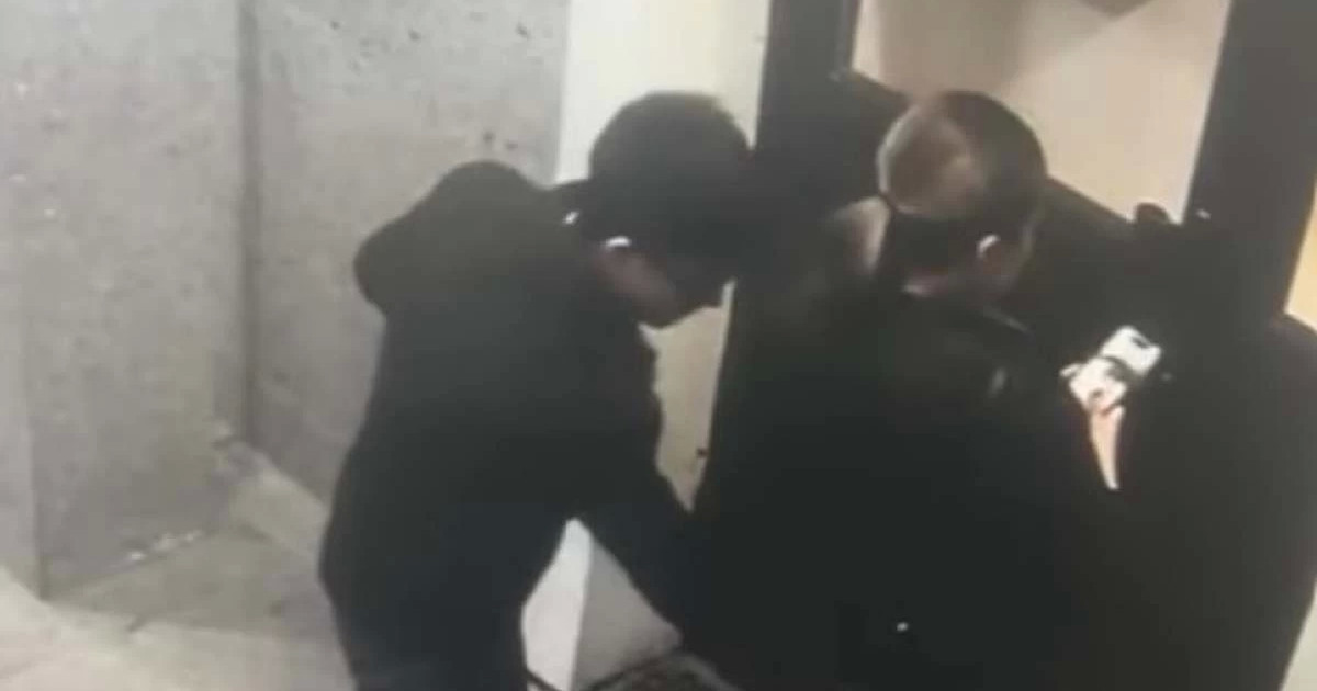 Елордада ер адамның қызға тиіскен сәті видеоға түсіп қалды