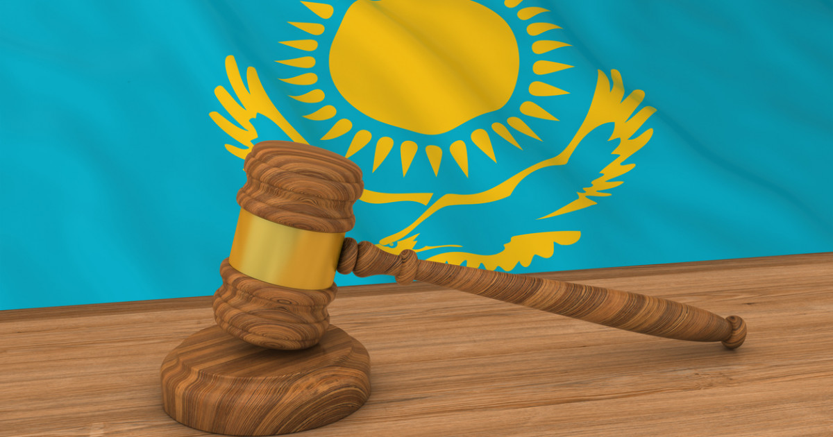 Күйеуін бөлімшеге әкетпек болған полицейлерді ұрған әйел сотталды