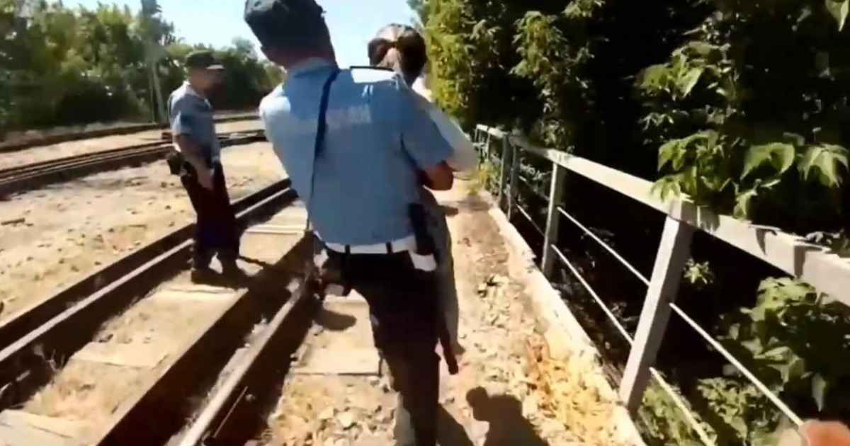 Шымкентте бойжеткен көпірден секірмек болды