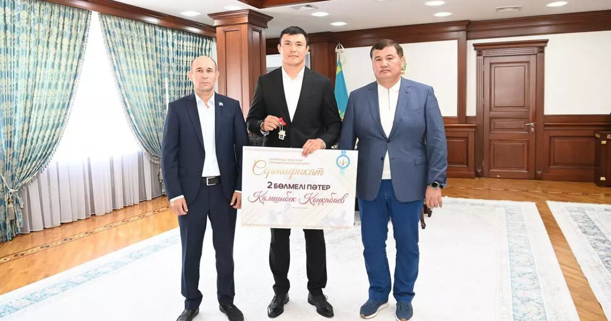 Қамшыбек Қоңқабаевқа екі бөлмелі пәтердің кілті берілді