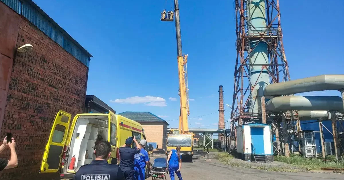 Ақмола облысында байланыс компаниясы қызметкері 30 метр биіктіктен құлаған