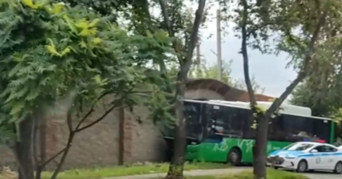 9 адам зардап шеккен: Алматыда тағы да автобусы апаты болды (ВИДЕО)