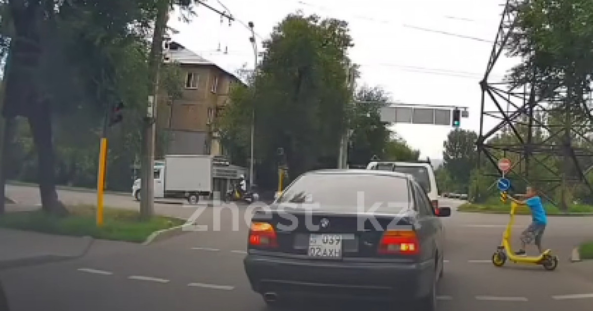 Алматыда самокат мінген баланы жүк көлігі қағып кетті (ВИДЕО)