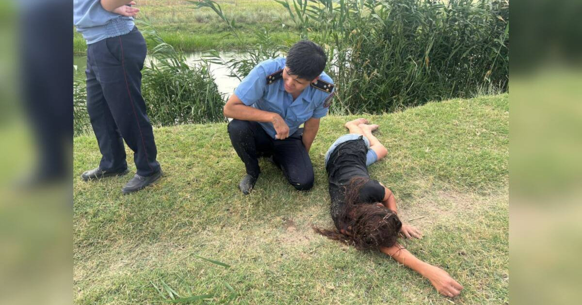 Полицей суға батып бара жатқан әйелді құтқарып қалды