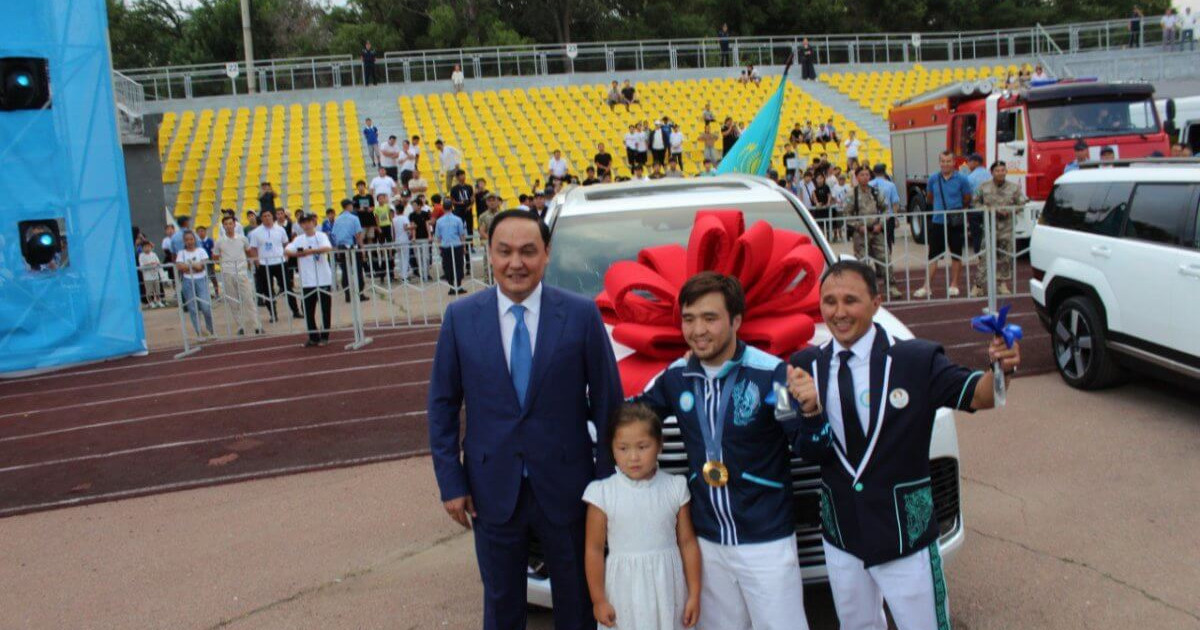 Елдос Сметовке бес бөлмелі пәтер мен Lexus 600 табысталды