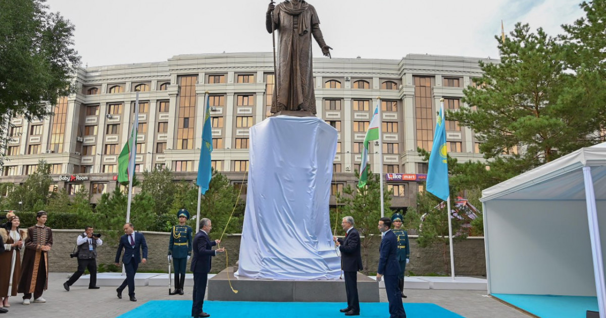 Тоқаев пен Мирзиеев Астанада Әлішер Науаи ескерткішін ашты