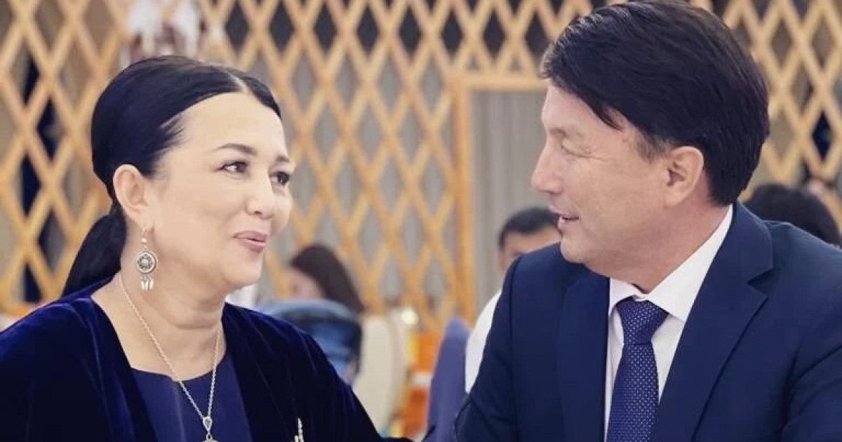 Димаш Құдайбергеннің ата-анасы Нұрбек Оралбайға сыйлық берді