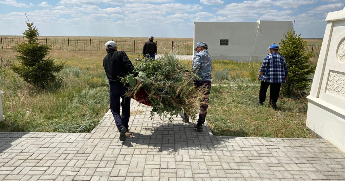 «Таза бейсенбіге» қатысқандар тарихи ескерткіштерді тазалады