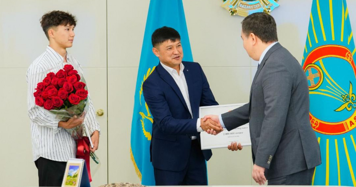 Өртеніп жатқан пәтерге кіріп, қызды құтқарған тұрғынға 2 млн теңге берілді