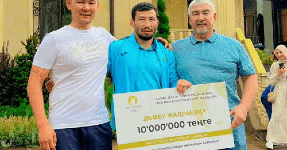 Ақтөбелік депутат Демеу Жадыраев пен бапкеріне 10 миллион теңгеден табыстады