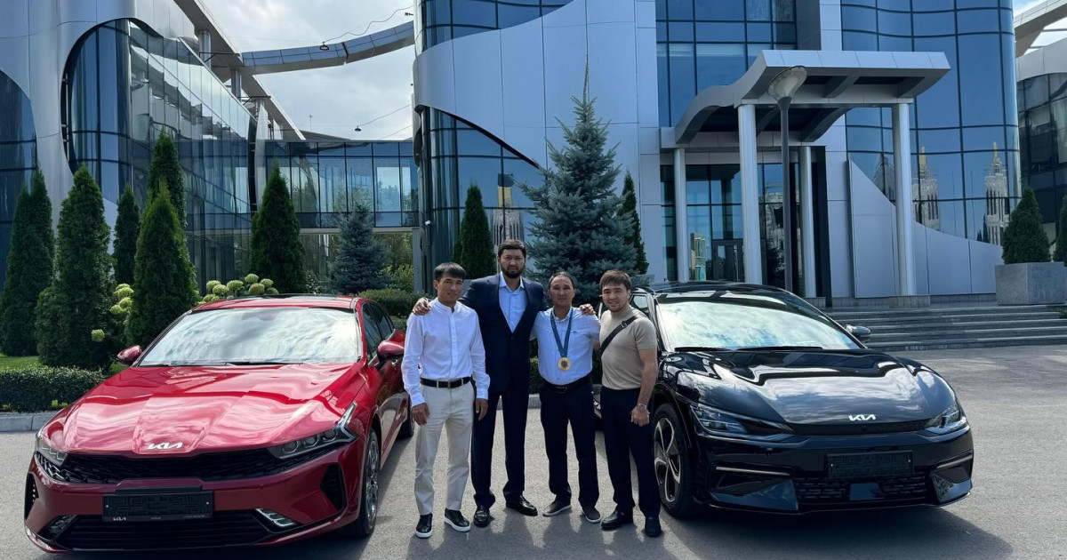 Кәсіпкер Кеңес Рақышев Сметов пен Қырғызбаевқа көлік мінгізді